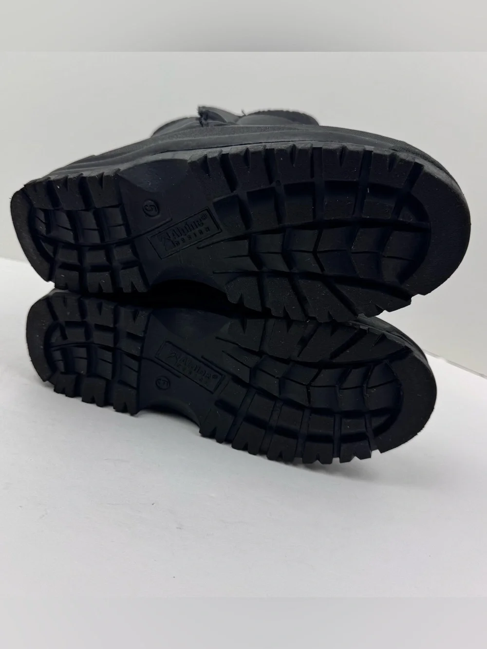 Alpine Design Snow Crusher II waterproof winter boots. Youth size 5.